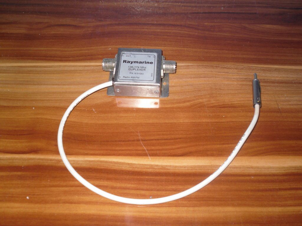 Raymarine AM/FM Marine Band VHF Splitter 136174 Mhz Duplexer M51083